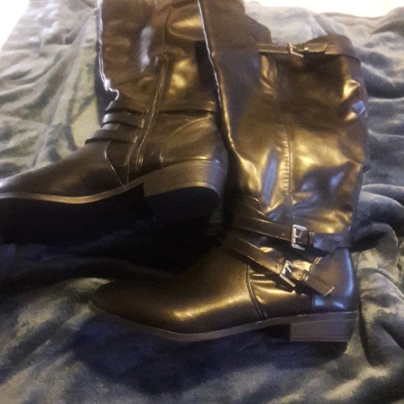 Beautiful tall black boots - Picture 3 of 5